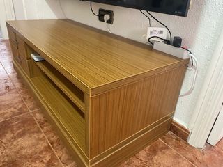 Mueble TV madera y naranja