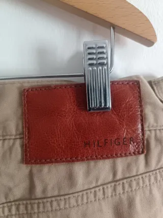 Pantalón Chino  Tommy Hilfiger Logo Bordad Beige