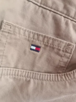 Pantalón Chino  Tommy Hilfiger Logo Bordad Beige
