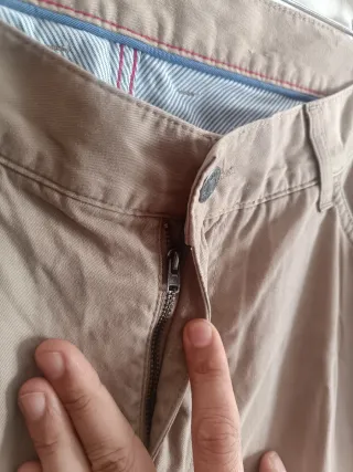 Pantalón Chino  Tommy Hilfiger Logo Bordad Beige