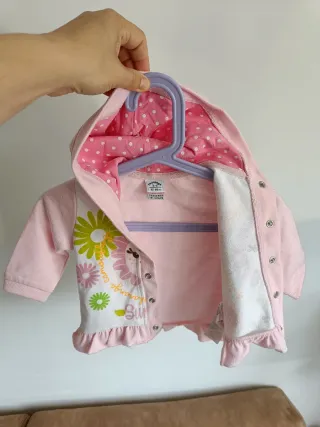 Sudadera bebé con capucha y volantes