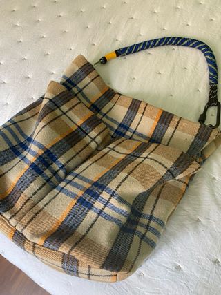 Bolso Parfois cuadros beige y azul.