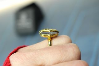 Anillo de plata dorada y circonitas, con contraste. Plata 925.