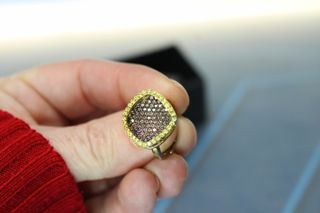 Anillo de plata dorada y circonitas, con contraste. Plata 925.