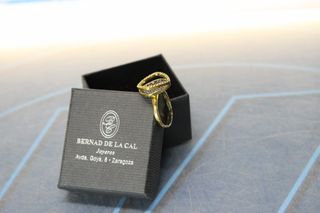 Anillo de plata dorada y circonitas, con contraste. Plata 925.