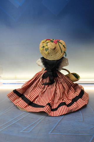 01. Antigua muñeca celuloide traje regional de Niza, Francia.