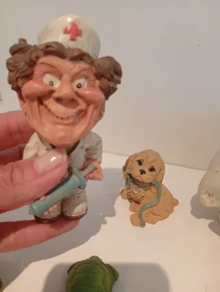 6 Figuras cerámica y resina: cerdito, enfermera..