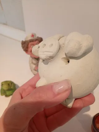 6 Figuras cerámica y resina: cerdito, enfermera..