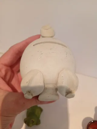 6 Figuras cerámica y resina: cerdito, enfermera..