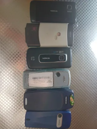 Teléfonos Nokia Antiguos (Plata/Negro)