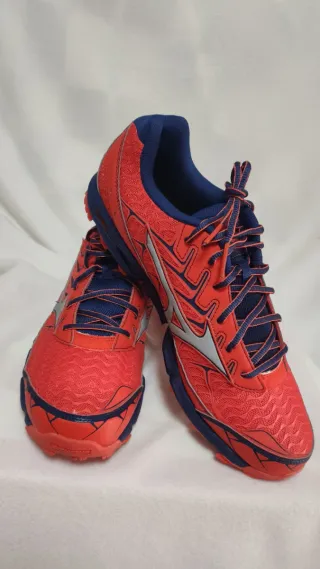 Zapatillas Mizuno Montaña Rojas y Azules