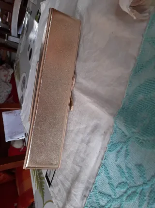 Borsa dorata con tracolla