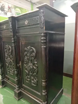 Cómoda antigua de madera con mármol