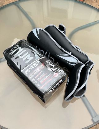 Venum Challenger 2.0 12oz Guantes y Espinilleras