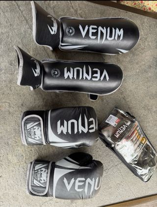 Venum Challenger 2.0 12oz Guantes y Espinilleras