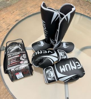 Venum Challenger 2.0 12oz Guantes y Espinilleras