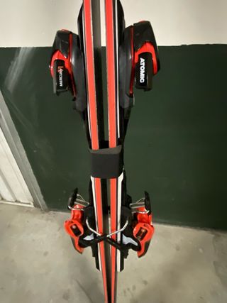 Esquís Atomic Redster X5 con fijaciones y bastones