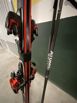 Esquís Atomic Redster X5 con fijaciones y bastones