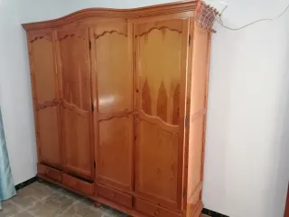 Armario de madera de pino.