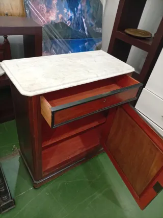 Aparador de madera y mármol