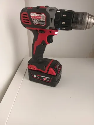 Taladro Milwaukee M18 con batería RED