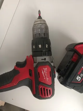 Taladro Milwaukee M18 con batería RED