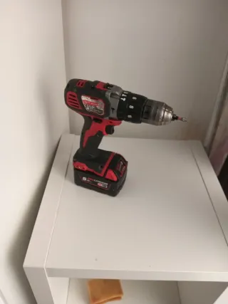 Taladro Milwaukee M18 con batería RED