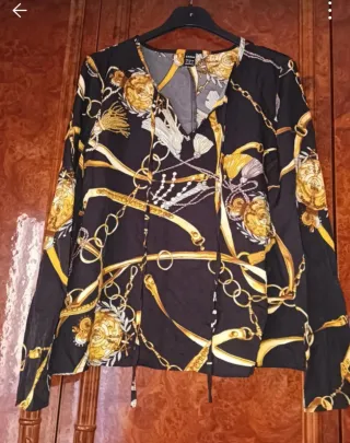 Maglietta Shein nera con stampa oro