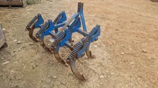 Cultivador agrícola azul