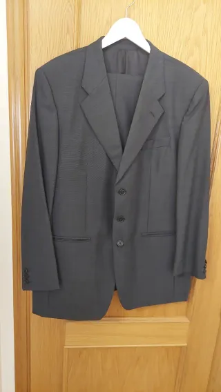 Traje de chaqueta y pantalón gris