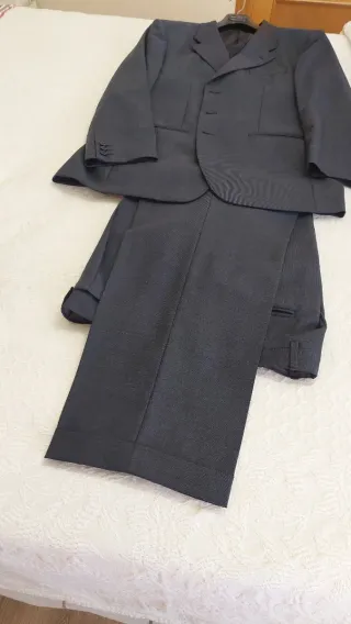 Traje de chaqueta y pantalón gris