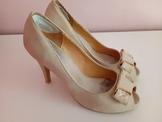 Zapatos de tacón beige mujer