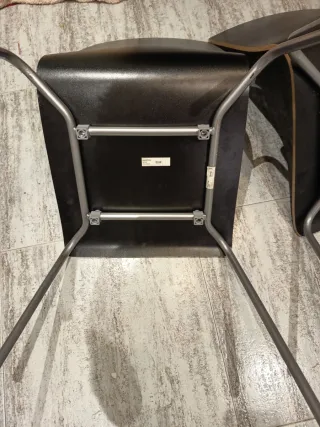 Dos sillas de metal y madera