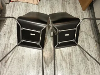 Dos sillas de metal y madera
