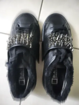 Scarpe sneakers nere con pelliccia e strass