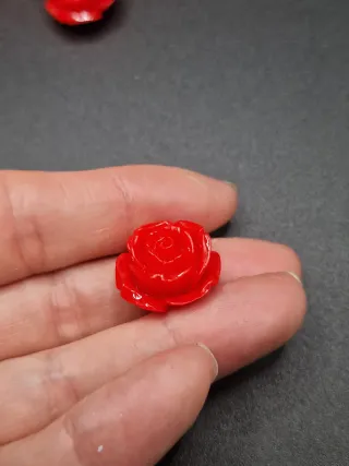 Roselline rosse in resina