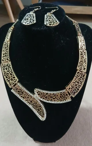 Conjunto de collar y pendientes
