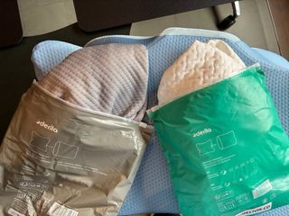 Almohada Ergonómica Derila Azul Y dos fundas.