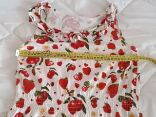 Vestido de niña con estampado de cerezas