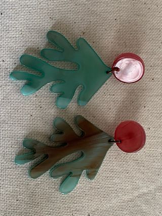 Pendientes plateados con piedras blancas. Varios