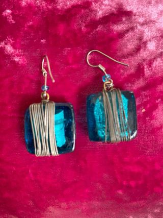 Pendientes plateados con piedras blancas. Varios