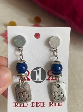 Pendientes plateados con piedras blancas. Varios