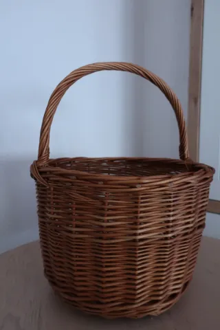 Cesta de mimbre grande con asa