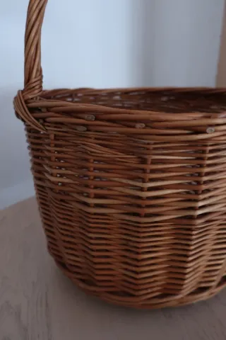 Cesta de mimbre grande con asa