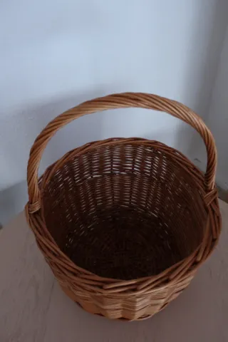 Cesta de mimbre grande con asa