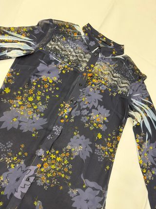 Blusa Guess floral manga larga talla M