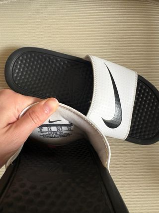 Chanclas Nike Benassi JDI blancas y negras