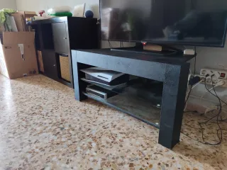 Mesa TV negra con baldas de cristal