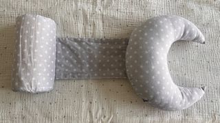 Chichonera y cojín antivuelco para minicuna