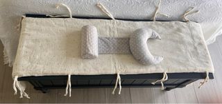 Chichonera y cojín antivuelco para minicuna